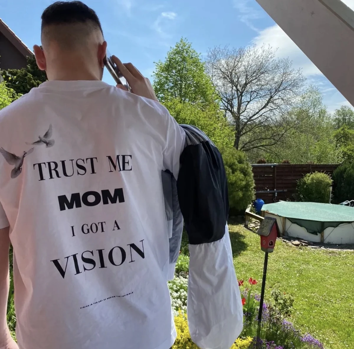Weißes TRUST ME MOM Shirt im Garten