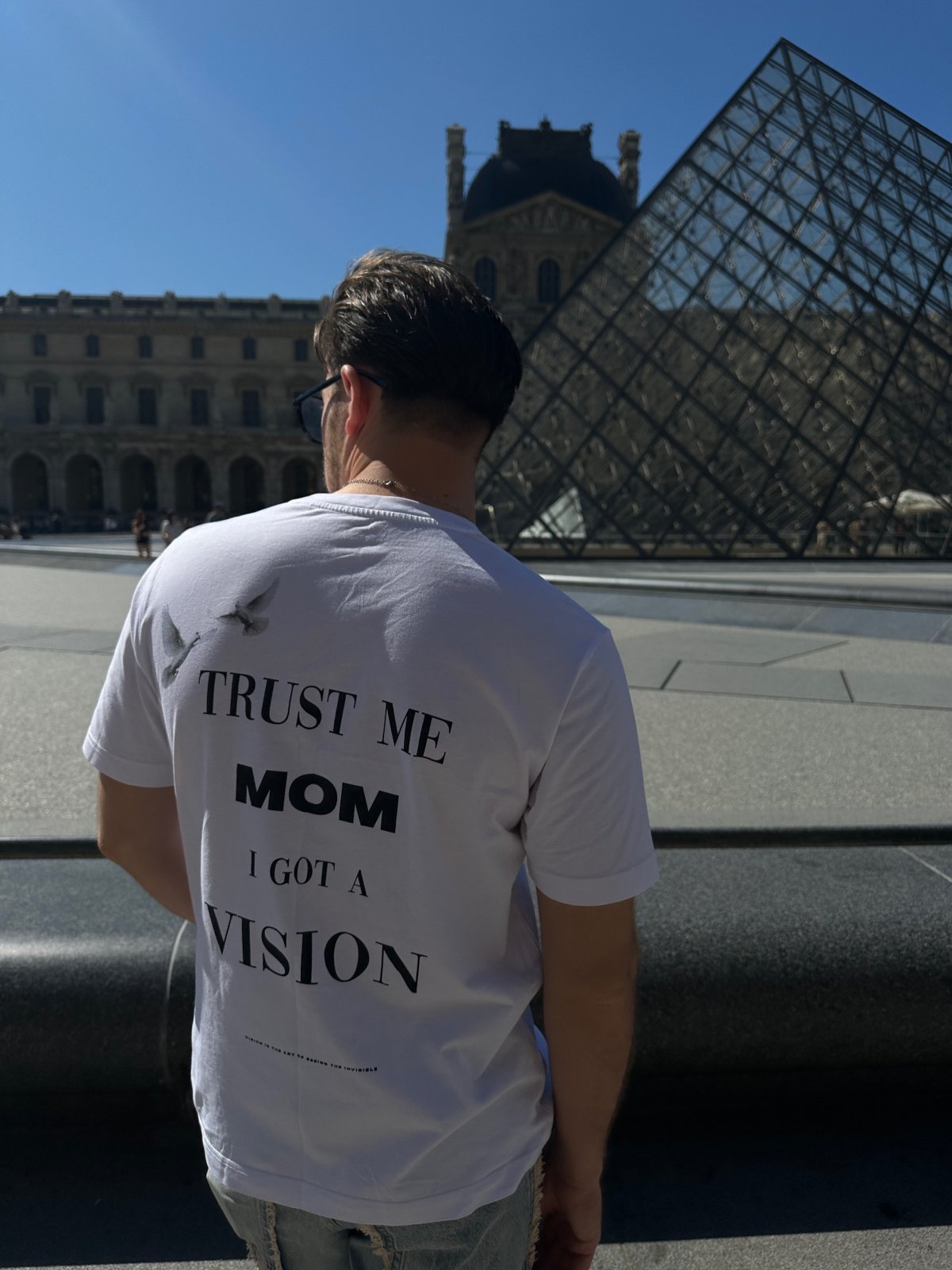 OFFLINE CLUB Shirt „Trust me Mom I got a Vision" vor dem Louvre in Paris