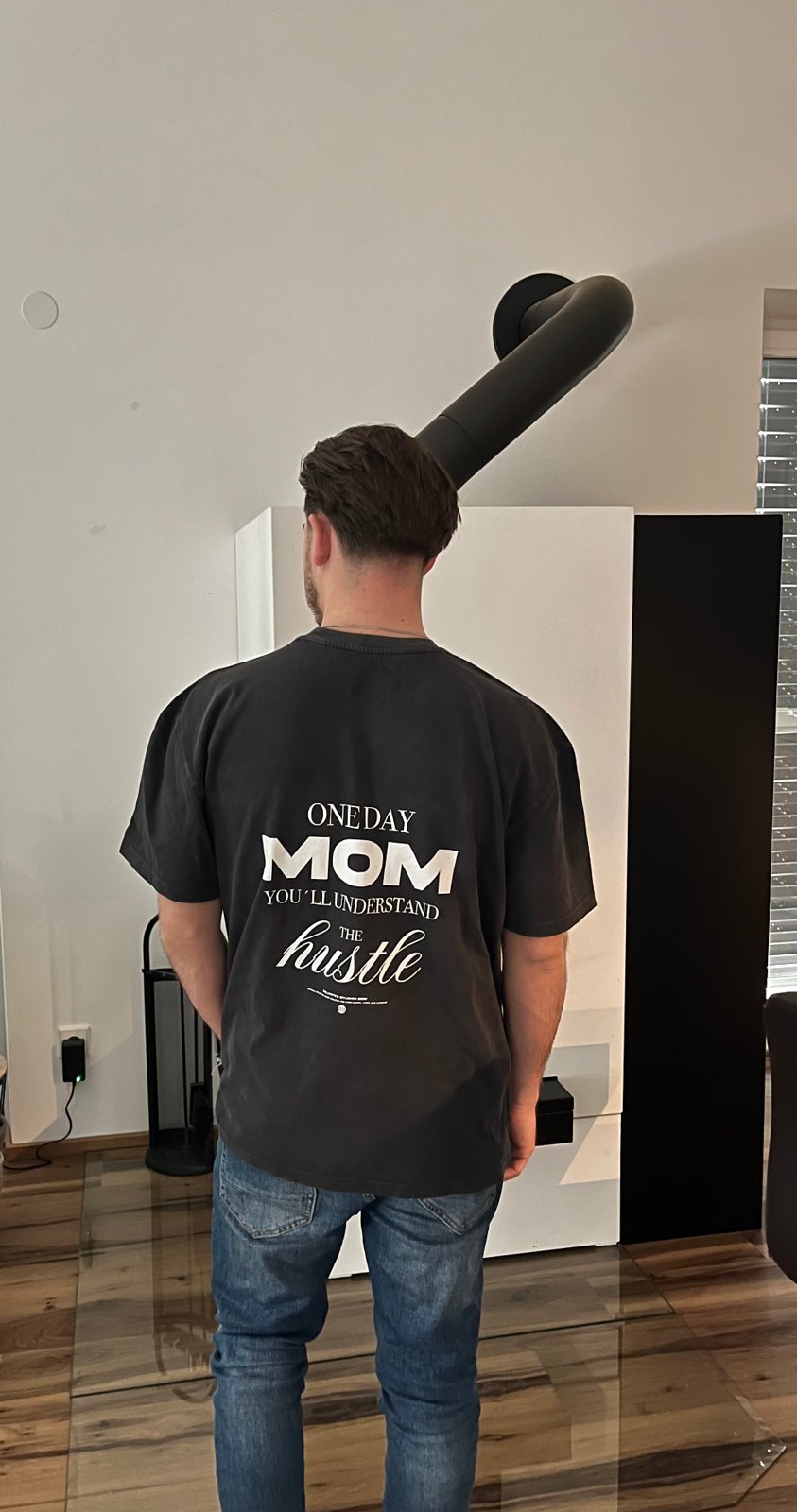 OFFLINE CLUB Shirt „One day Mom you'll understand the hustle" getragen zu Hause
