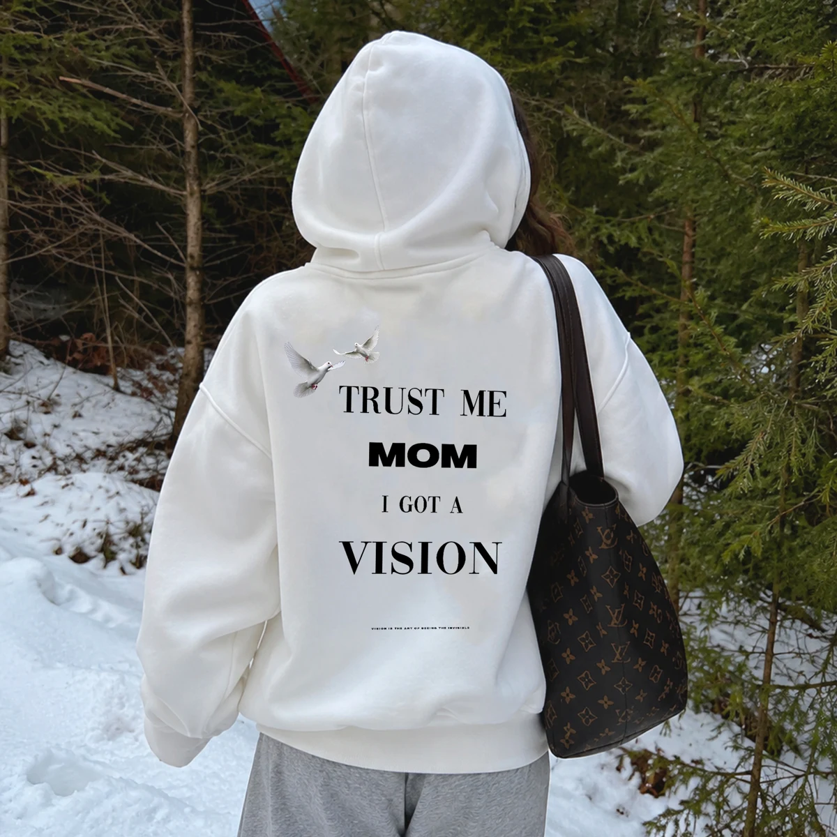 Weißer TRUST ME MOM Hoodie im Winter