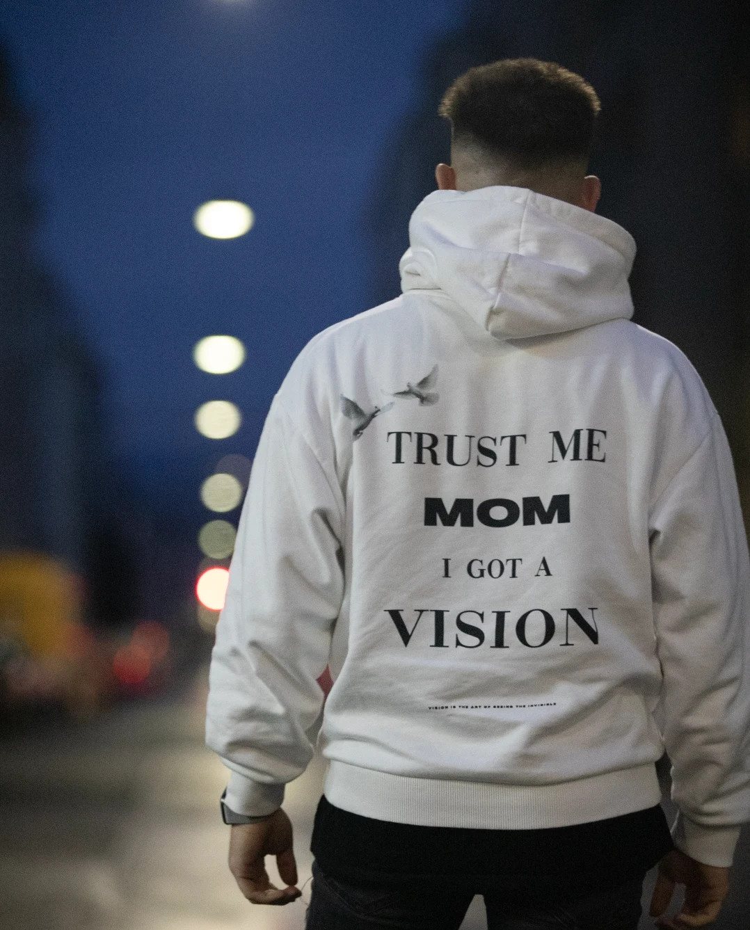 Weißer TRUST ME MOM Hoodie bei Nacht