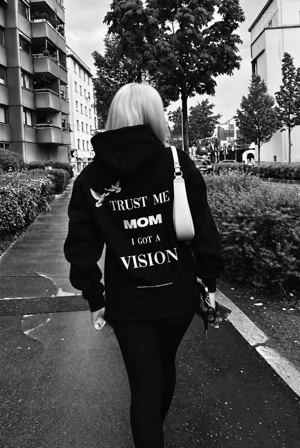 Schwarzer TRUST ME MOM Hoodie in der Stadt, Rückenprint