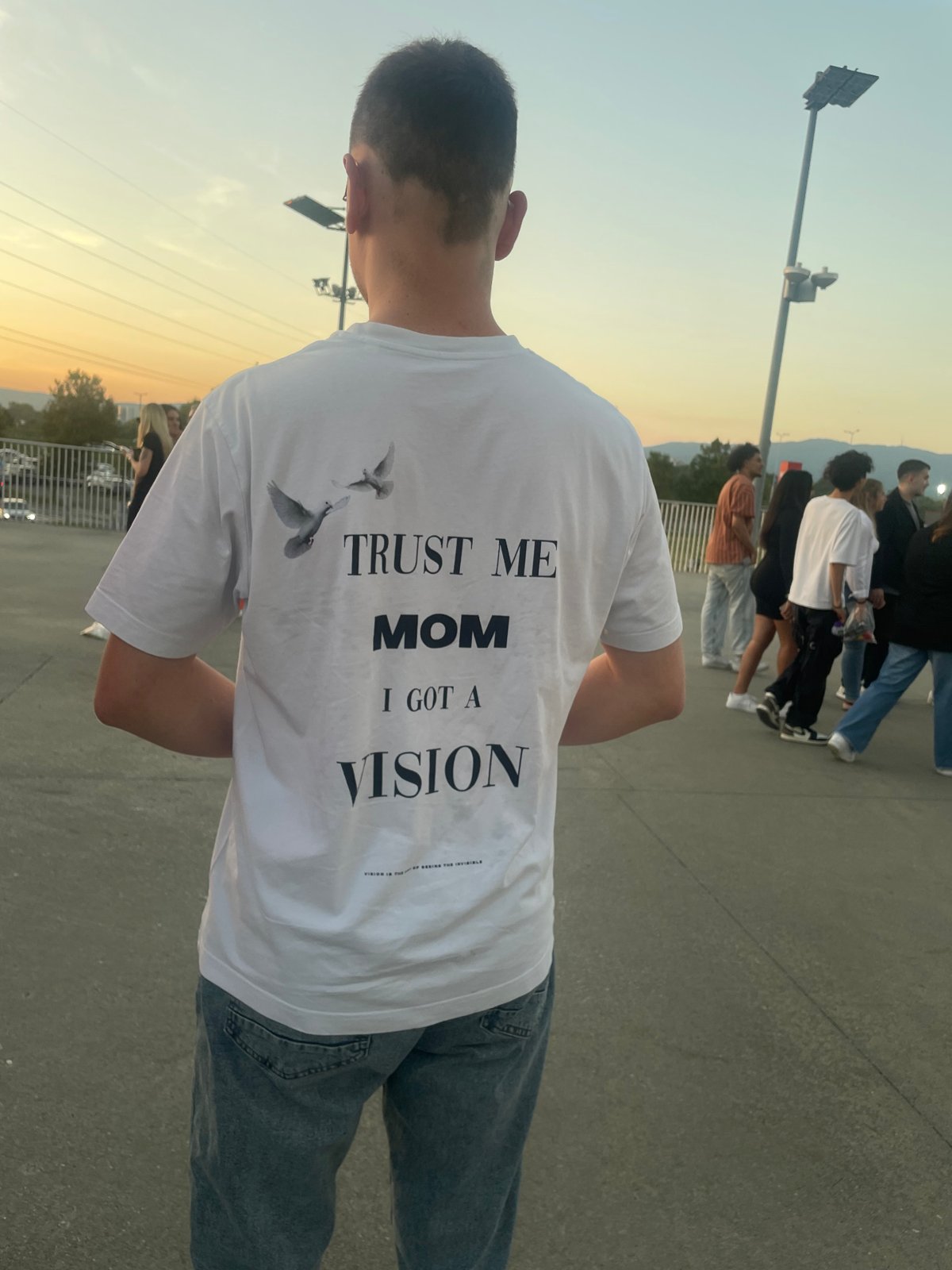 OFFLINE CLUB Shirt „Trust me Mom I got a Vision" getragen bei Sonnenuntergang